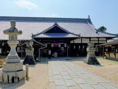 厳島神社のすぐ目の前に日本三大弁天の大願寺があります。
こちらも大きなお寺でした。
厳島神社よりも人が少ないのでゆったりすることができます。