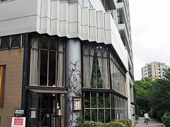 そして近くには「君の名は。」の瀧がバイトしていたお店のモデルと言われている「カフェ ラ・ボエム」が。