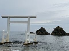 夫婦岩と海の中の鳥居