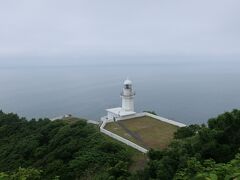 岬の灯台が白亜色で奇麗です