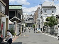 国際通りから西を見ると突き当りには大きなお寺が。「東本願寺」です。