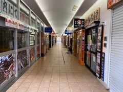 どんぶり横丁市場。

訪れた時間が夕方だった為、ほとんどのお店が閉まっており、人もいませんでした。