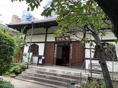 田原町駅のすぐ南、裏通り沿いに「金龍寺」というお寺があります。小さなお寺ですが、慶長16年（1611年）に徳川家康の長女、亀姫が開基した、徳川家に深いゆかりのあるお寺です。本堂はそれほど大きくはありませんが、白壁と花頭窓の姿が印象に残りました。