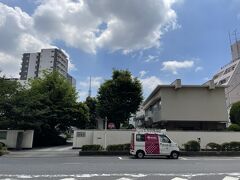 菊屋橋の交差点から新堀通りを南に50メートルほど進んだところに「永見寺」という曹洞宗寺院があります。観光客を受け入れるお寺ではないようなので、境内の外から見学しました。境内に木々の緑が多い事と、その間から垣間見える東京スカイツリーの姿が印象に残りました。