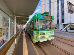 函館市電。

五稜郭へ向かいます。
路面電車の乗車方法は、フリー切符と駅のホームに掲載されていました。
