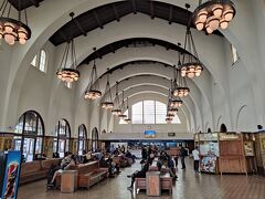 Santa Fe Depot(サンタフェ ディーポ駅)
トランジットステーションで、ここはAMTRAKの待合い席。
なかなかに絵になる。