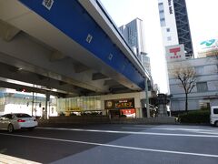 新橋駅の銀座口から歩いて４分ほど、第一京浜と首都高の高架の交わる場所、新橋郵便局前にこの碑があります。昭和３９年に汐留川が埋めたてられたことで、新橋は現在なく、親柱のみが残されています。結構大きなものですがあまり目を停める人もいない光景になっています。当時の雰囲気がわかるような案内があるとこの親柱ももっと注目されるのではと思いました。