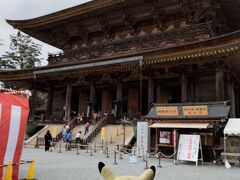 「金峯山寺」の本堂となる、蔵王堂です。

大変大きな建物です。
時間が遅くて中には入れなかったのですが、中に入ると、金剛蔵王大権現を見ることができるようです。