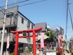 公園の南側出口から西へ歩いて３分ほどのところ、小松橋通り沿いに日先神社があります。住宅街の交差点に静かに鎮座しています。稲荷大明神と仏教の守護神で、陽炎が神格化したといわれる摩利支天像をご祭神とする神社です。現在はそれほど広くない境内ですが、江戸名所図会によると、江戸時代には猿江摩利支天といわれる江戸屈指の規模をもつ摩利支天だったそうです。摩利支天と稲荷神社という神仏習合のわかりやすい神社です。