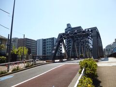 都営新宿線住吉駅からですと南西へ徒歩６分ほど、小名木川に架かるのがこの小松橋です。鉄道橋のような鋼製トラス橋です。長さは55ｍ、幅15mくらいというそれほど大きな橋ではありませんが重厚感を感じられる橋です。