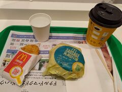 京都駅で、朝ごはんを食べようと思ったら、外国人の方を中心に大混雑でお店に入れません。

マクドナルドのソーセージマフィンセットで朝ごはんです。