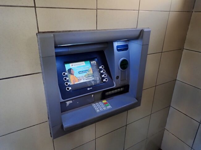 ATMでお金の引き出し、Ar.300k(9545円)。