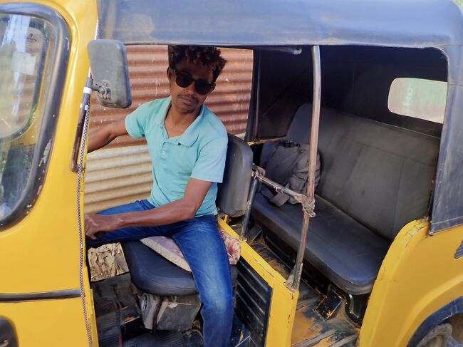 8:45<br />他のトゥクトゥクと交渉して、出発します。