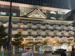 隈研吾デザインのホテルロイヤルクラシック大阪
すぐそばの私のホテルとはぜんぜん桁が違うのは言うまでもなく・・・