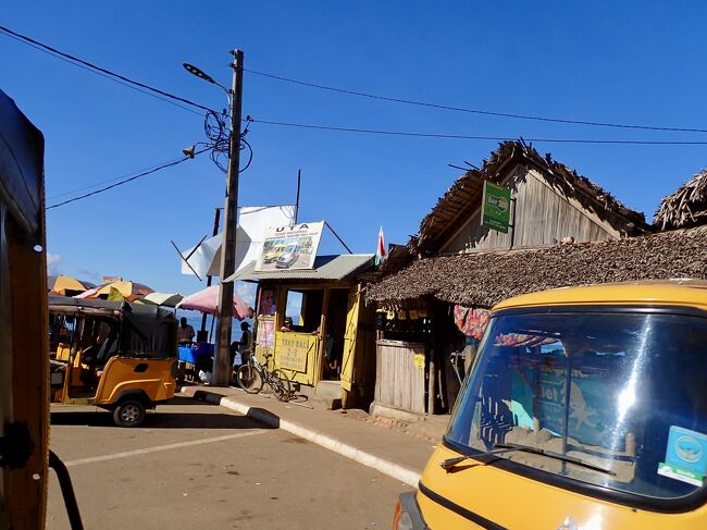 港について、タクシーブラボーの代理店に行きます。