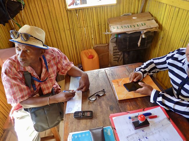 アンタナナリボまでのチケットはAr.140k(4620円)だそうです。<br />来る時は、Ar.100kだったと言いましたが、<br />アンタナナリボから来る時と、行く時は値段が違うと言います。<br />バス会社によっても値段が違うみたいです。<br />(掲載許可承諾済)