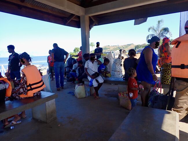 港の待合室で、