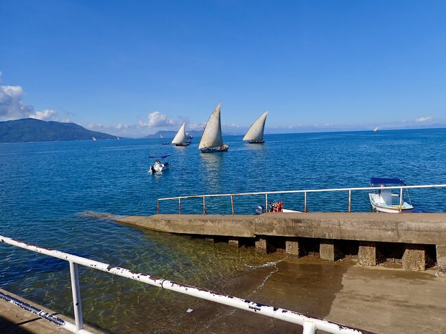 帆掛船を見ながらボートを待ちます。