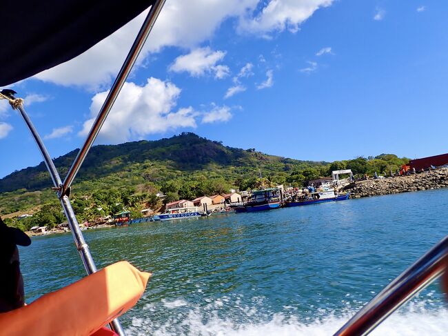 10:39<br />30分後、アンキフェの港が見えて来ます。