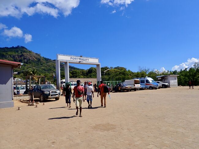 港に上がって、そのまま港で待っているタクシーブラボーに乗り込みます。