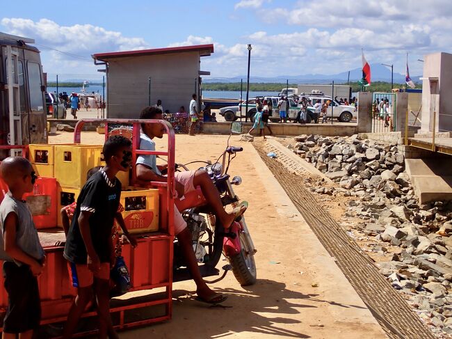 日本では見られなくなった、荷車付きのバイクや、