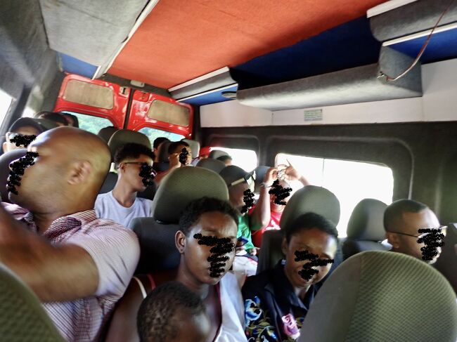 車の中はかなり狭いのですが、