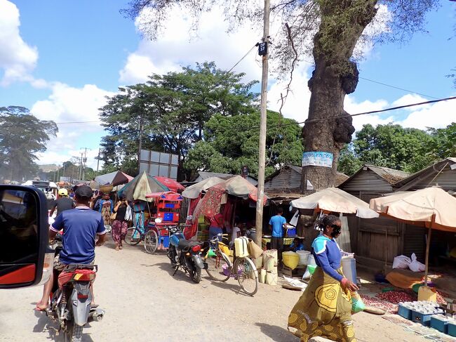 12:15<br />アンバンジョの町でちょっと止まります。