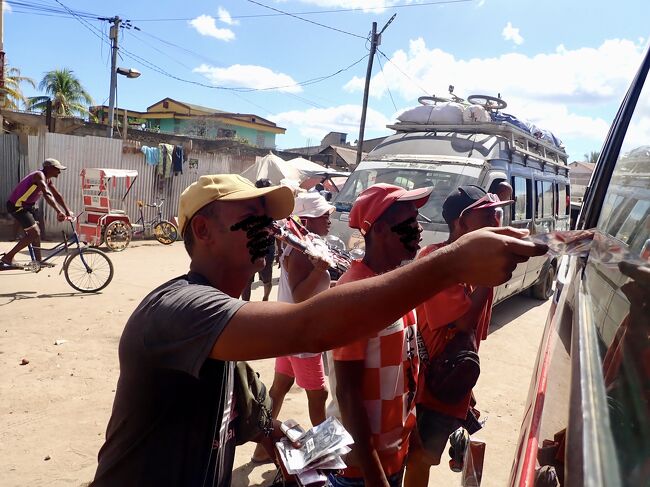 物売りが車に群がります。