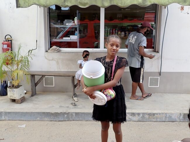 自分もアイスキャンディーを買いました。<br />Ar.0.5k(17円)。<br />(掲載許可承諾済)