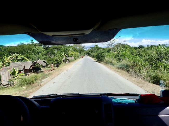 青い空の下、バスは走ります。