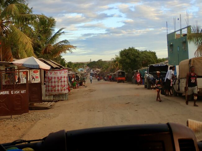 17:02<br />ブォフタの町に到着。<br />ここで夕食を取ります。