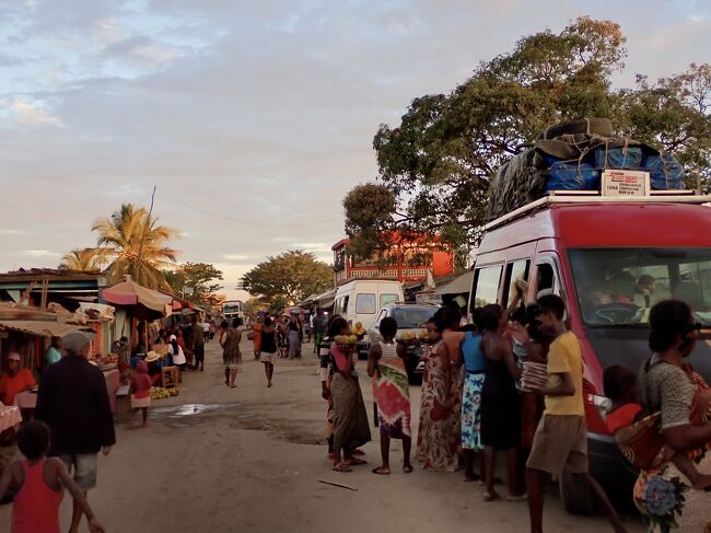 ここにも物売りが沢山います。