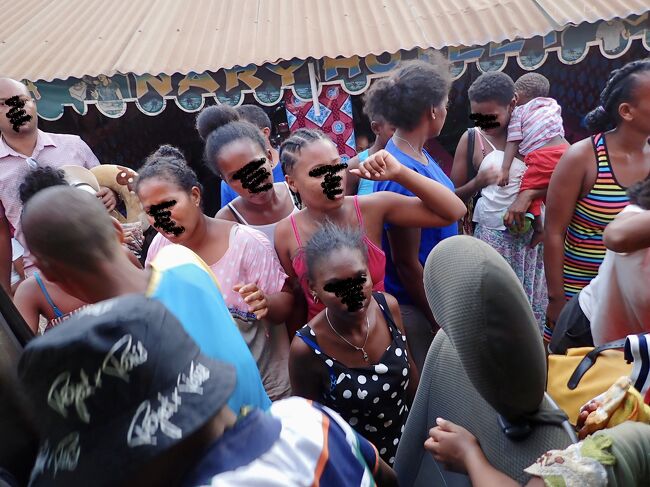 バスのドアを開けると、物売り達が群がります。