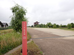 平城京跡まで来ました。
朱雀門が見えてきましたが、結構遠い・・・。
広いです。
何にもないから余計距離感がわからなくなる。