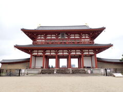 朱雀門

平城宮跡の南方に位置。
朱雀門前の広場は、奈良時代の人々の祝祭の場でした。