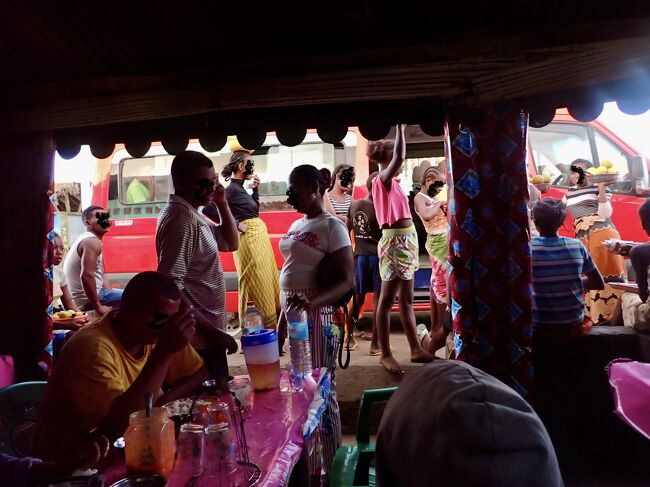 食堂に滑り込んで、