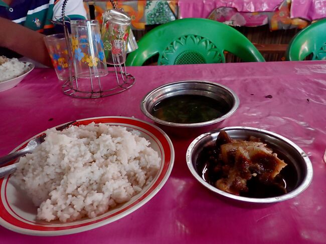 隣の人が食べていた、アクースーを食べます。<br />豚肉の醤油煮の様で、角煮よりゴリゴリして固かったです。<br />Ar.5k(170円)。