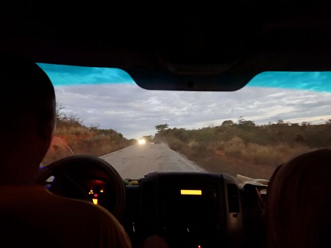 17:49<br />日が落ちて、車の中が暗くなって来ました。