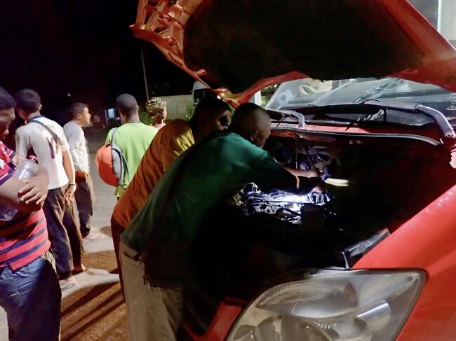 19:49<br />バスが止まります。<br />エンジンの調子が悪いみたいです。<br />キーを回してもエンジンが掛かりません。<br />22:02<br />ようやく、バスが動き出します。<br />良く治ったと思います。<br />このままバスに乗って一夜を過ごします。<br /><br />2023/7/14(木) の合計(アリアリ)<br />朝食                         3.5k<br />トゥクトゥク              30k<br />バスのチケット         140k<br />チップ合計                   7k<br />夕食                            5k<br />飲食・雑貨                4.5k               <br />計                       Ar190k<br />1RM33円として 6720円<br /><br />2019/11/27から旅を初めて1326目まで計 5,908,057円使用。<br />1日、4455円使っています