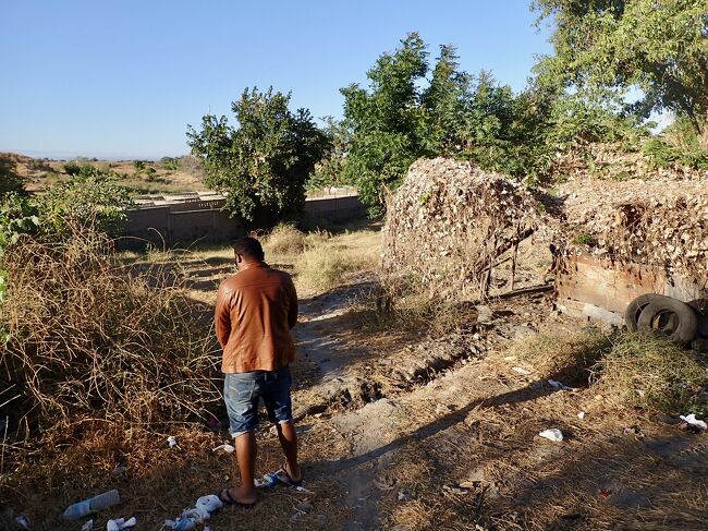男達は外で行います。