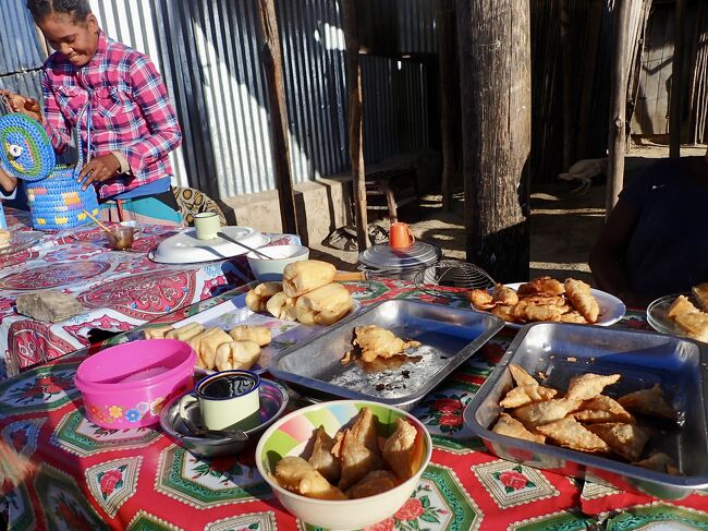 サモサと揚げ物、コーヒーでAr.2k(70円)。<br />(掲載許可承諾済)