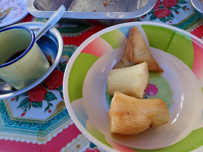 揚げたユカ(キャサバ)を追加。<br />Ar.0.5k(17円)<br />キャサバの味は筋の多いフライドポテト。<br />少しパサパサしています。