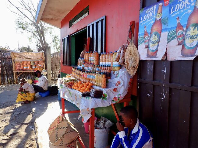 ペットボトルに入れられた、野菜の酢漬けが売られています。<br />大きな魚の干物もぶら下がっています。