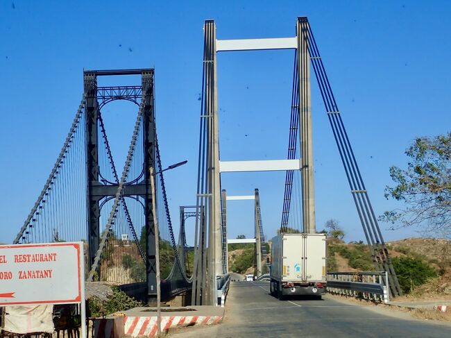 1800年代っぽい古い橋が掛かっています。<br />その隣に新しい橋が並んでいます。