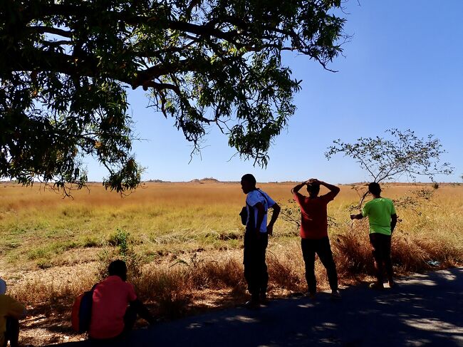 9:58<br />２回目のトイレ休憩。<br />疲れて道端で座り込みます。