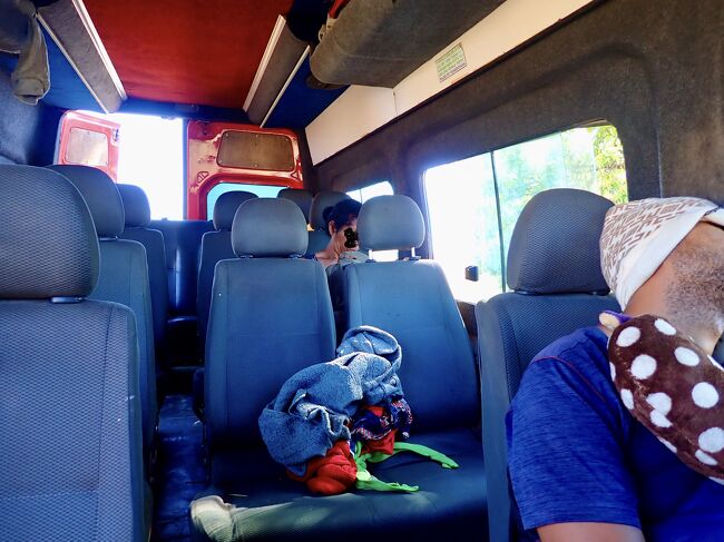 バスの中でも寝ています。