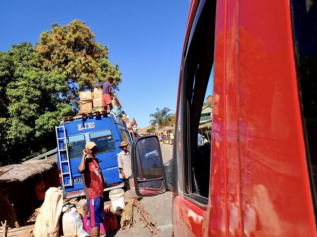 15:45<br />夕方の食事休憩、<br />普通、バスの上には山の様に荷物を乗せます。