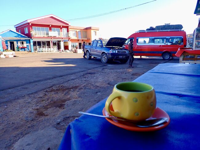 外でコーヒーを楽しみます。<br />1k(33円)。