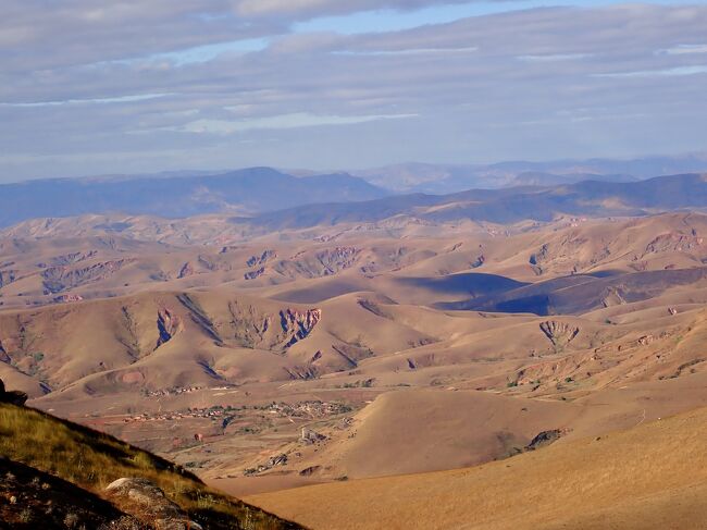 標高が高くなり、コロラドの様な風景が広がっています。<br />首都のアンタナナリボは標高が高くなっています。