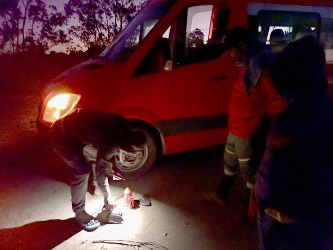 18:13<br />アンタナナリボまで約2時間。<br />ここに来て、パンクです。<br />交換に一時間かかりました。